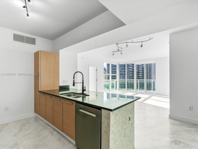 Building Photo - 951 Brickell Ave