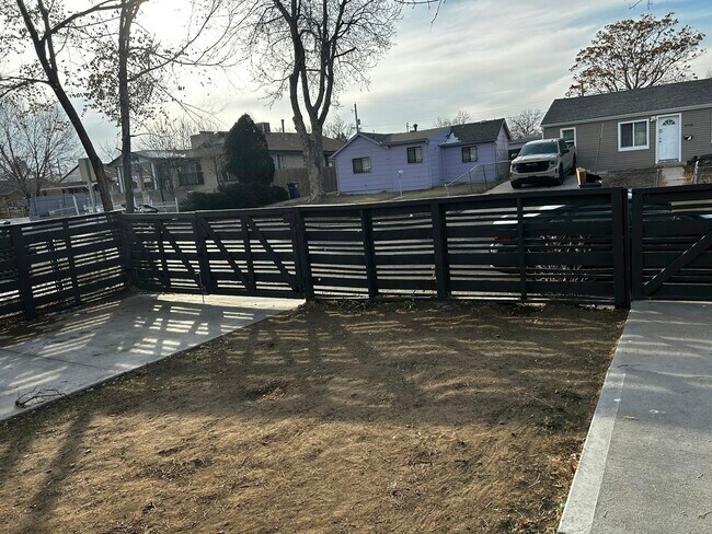 Building Photo - 400 S Raleigh St