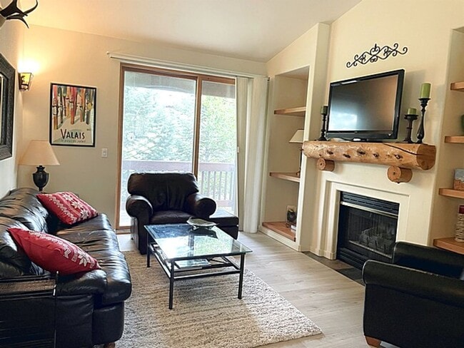 Building Photo - Top Floor Unit in Pinebrook