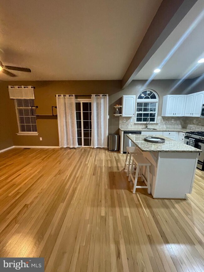 Foto del edificio - 485 Lake George Cir