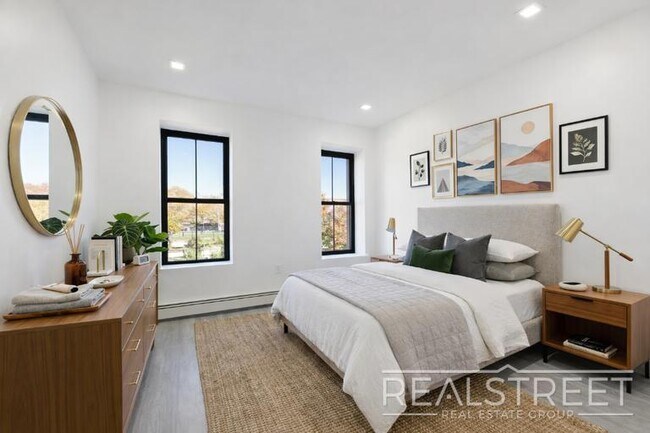 Foto del edificio - 4 Bed 3 bath Upper Duplex in Bed Stuy Townhouse!