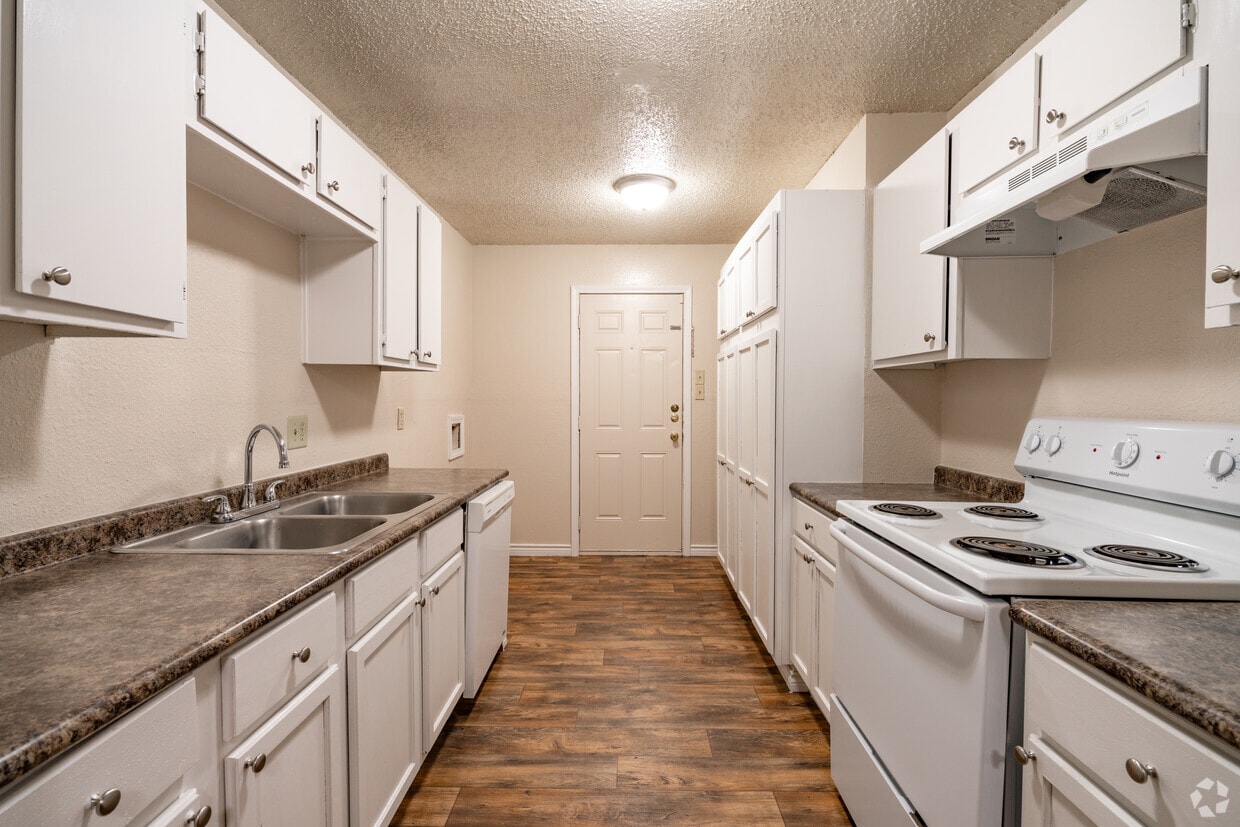 Primary Photo - Country Village Apartments