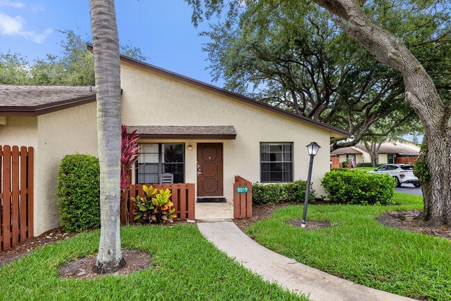 Building Photo - 8019 SE Villa Cir