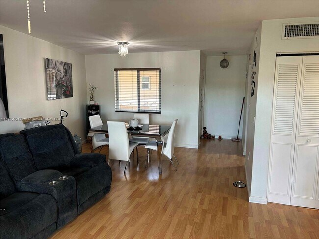 Foto del edificio - 7480 Miami Lakes Dr