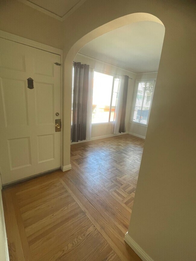 Foto del edificio - Bright and Cheery Home for Rent - Dog Frie...