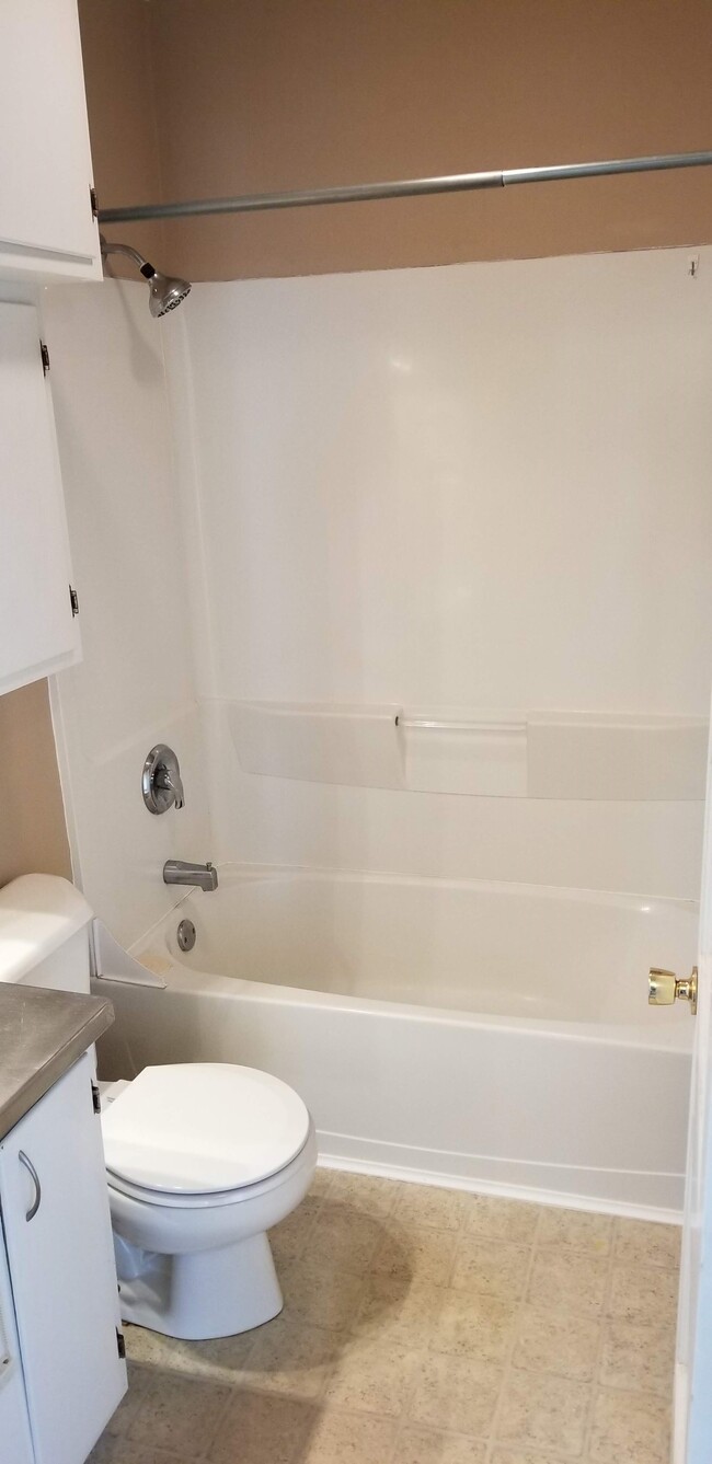 Full bath - 835 36th St NE