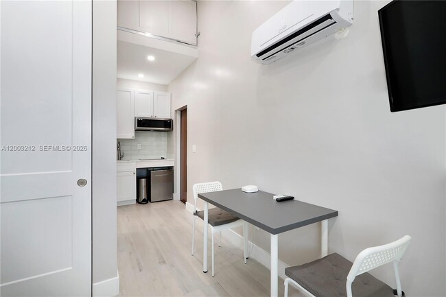 Foto del edificio - 2368 SW 21st St