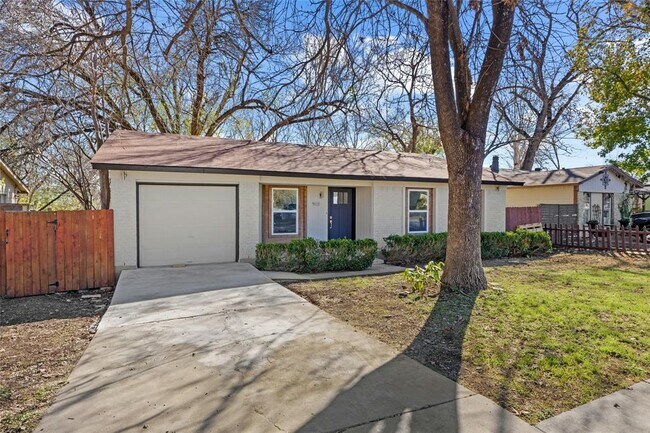 Building Photo - 9417 N Creek Dr