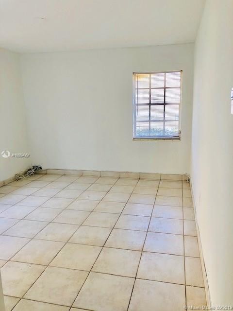 Foto del edificio - 15 Santillane Ave