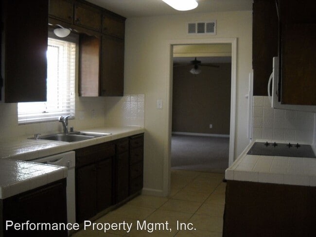 Building Photo - 3 br, 2 bath House - 1475 W. Minarets Ave