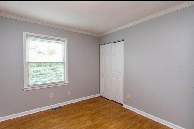 Foto del edificio - 215 Hedgewood Ct