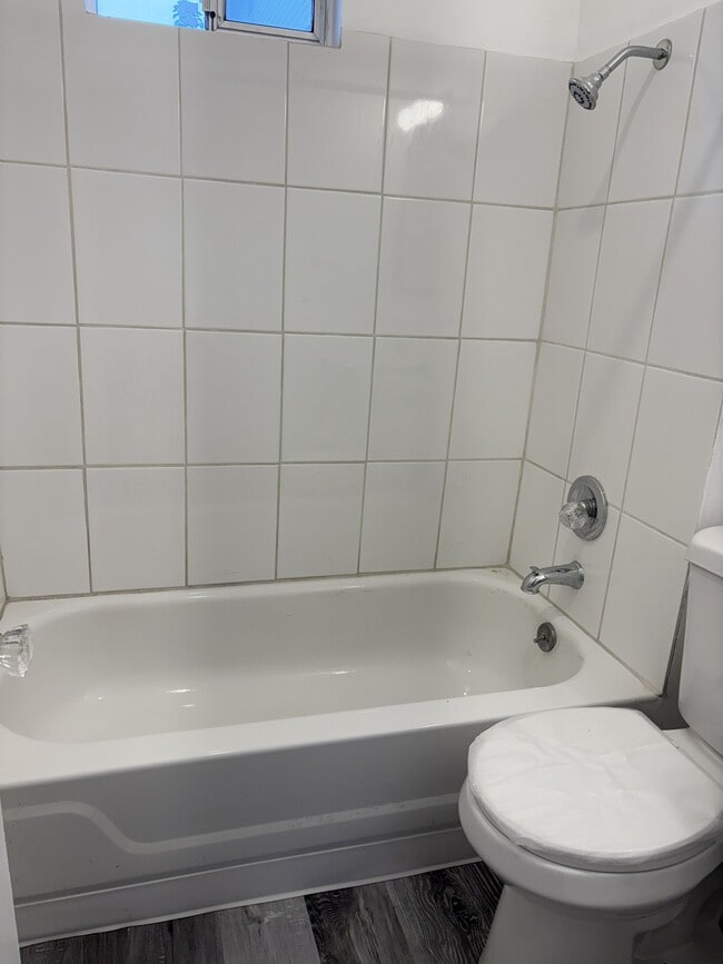 shower/tub with tile surround - 447 16th St SE