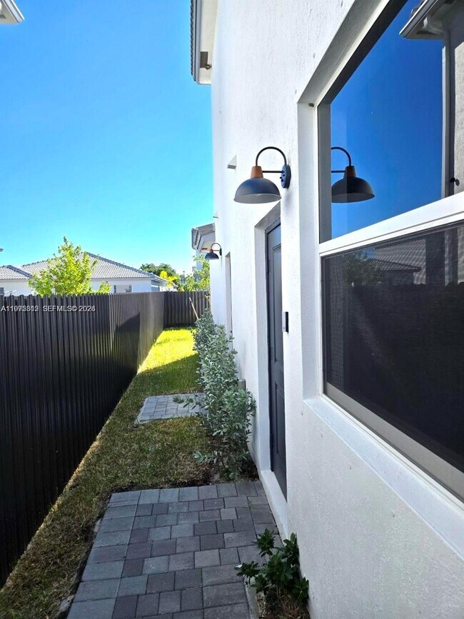 Foto del edificio - 14894 SW 163rd St