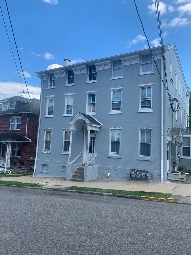 Building Photo - 164 Chestnut St