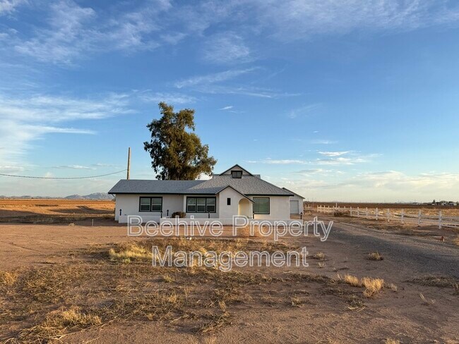 Building Photo - 6101 E Kenilworth Rd