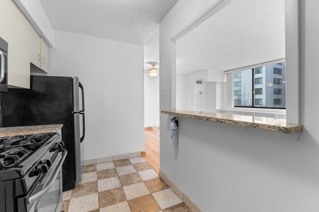 Foto del edificio - All Utilities Included! Bright Logan Circle 1BR/1BA Condo with Rooftop Views