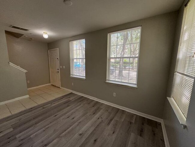 Building Photo - Updated 2 Bedroom 2 Bath Townhome in Siena...