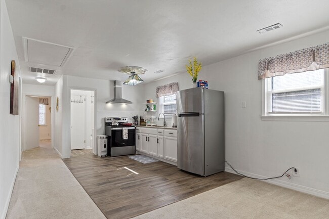 Foto del edificio - All-Inclusive 2BR/2BA in Williamsburg – Updated, Cozy & Move-In Ready!