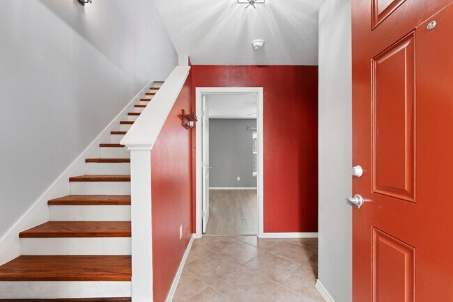 Foto del edificio - Come see this modern 3-story townhome in t...