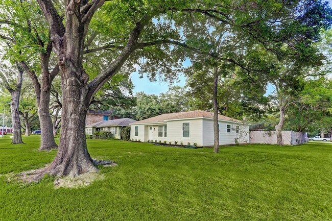 Building Photo - 1108 Sheffield St