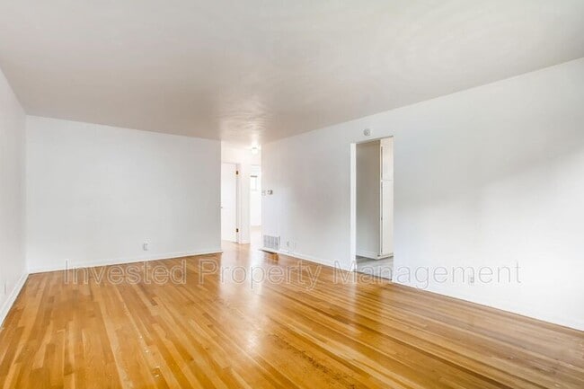 Building Photo - 1304 W Crestline Ave