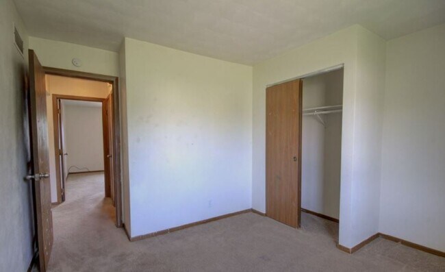 Building Photo - 754 W 61st St