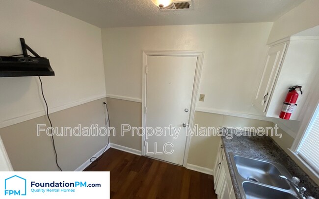 Building Photo - 3098 Beaumont Ave