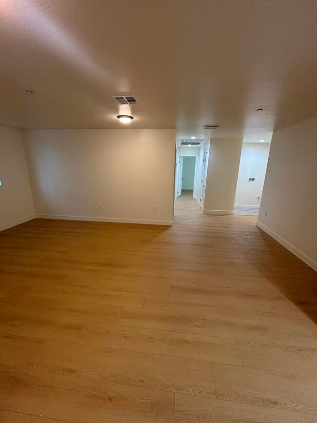 Foto del edificio - 6210 Brynhurst Ave