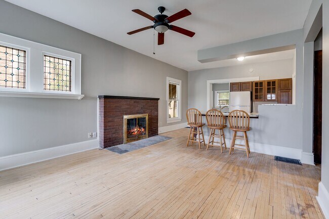 Foto del edificio - Historic Charm Meets Modern Living in the Heart of Lowry Hill
