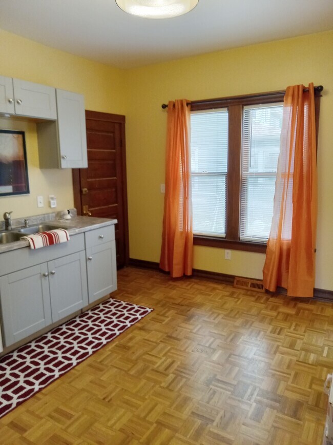 Kitchen - 4350 N Girard Ave