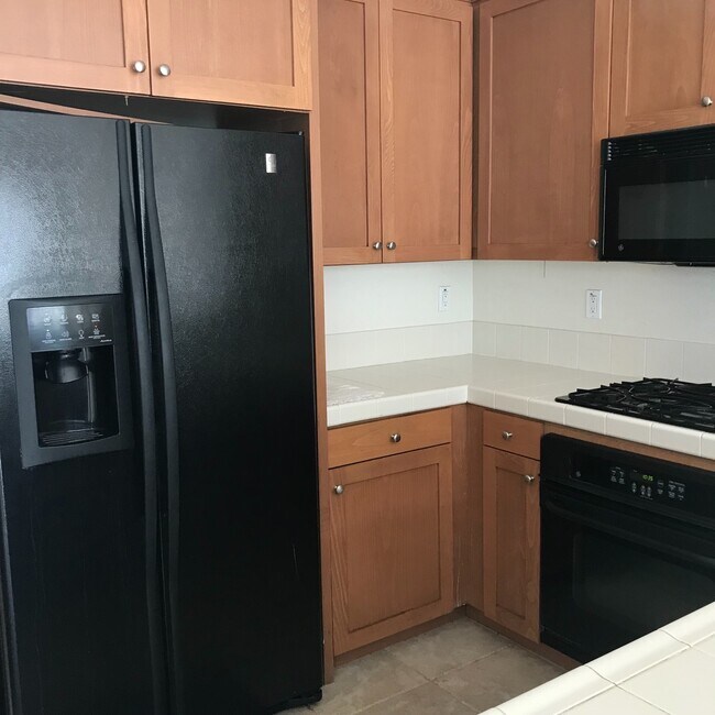 Foto del edificio - Lovely Townhome In The Spectrum Community For Lease