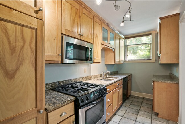 Kitchen - 2517 Humboldt Ave S