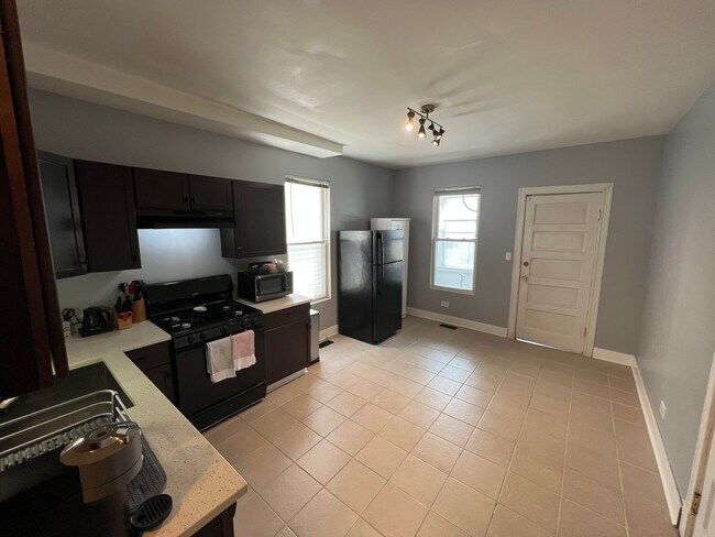 kitchen - 2742 N Lawndale Ave