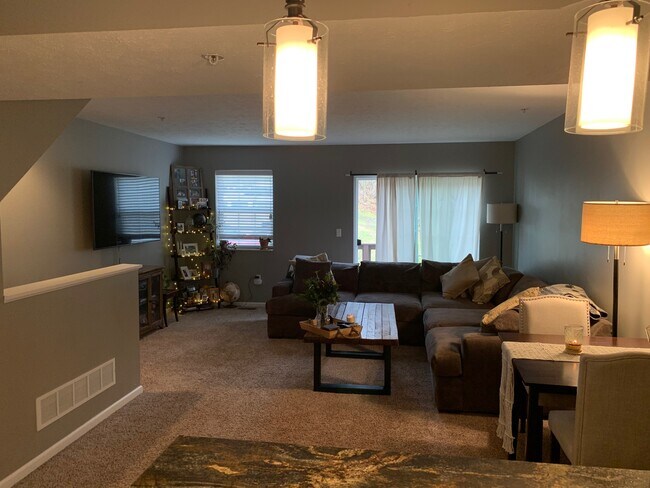 Building Photo - 210 Creekview Ln