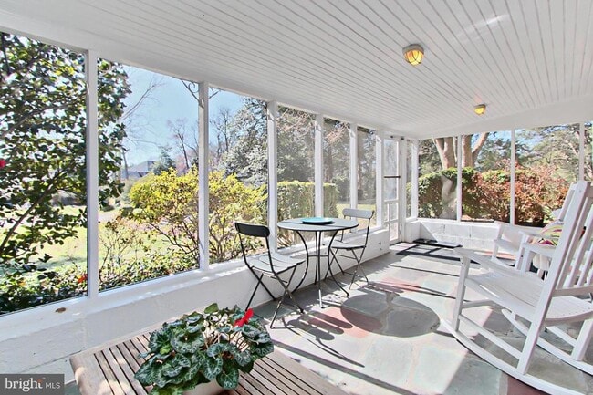 Building Photo - 8022 E Boulevard Dr