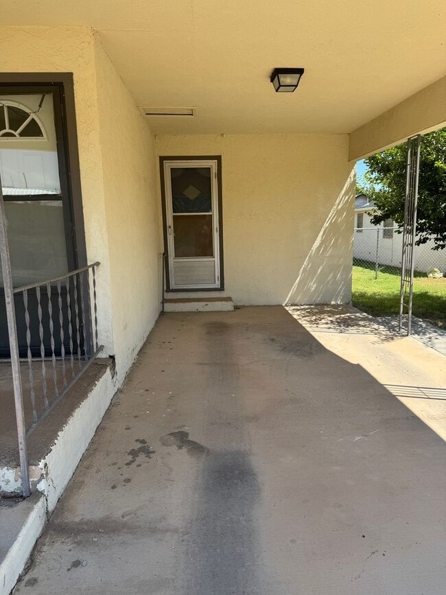 Building Photo - 1509 S Avenue F