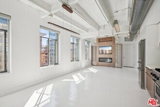 Building Photo - 6253 Hollywood Blvd