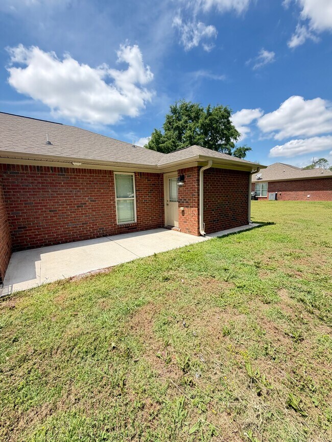 Building Photo - 127 Hedge Ln