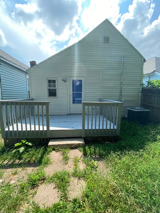 Building Photo - 147 Rand Ave