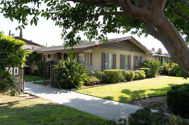 Building Photo - 744 Southview Rd