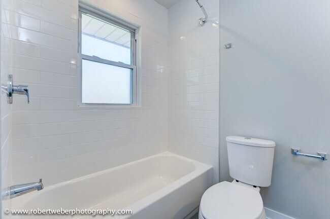 Foto del edificio - BEAUTIFUL MUST SEE RARE 1 BED/1 BATH REHABBED UNIT W/IN-UNIT LAUNDRY!!
