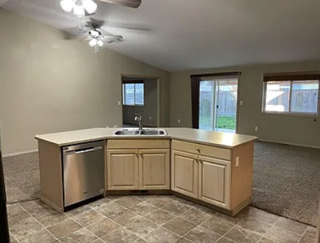 Foto del edificio - Charming One-Level Ranch in Peaceful Battl...