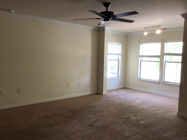 Foto del edificio - Equestrain Park 2 bedroom + 2 bathroom condo