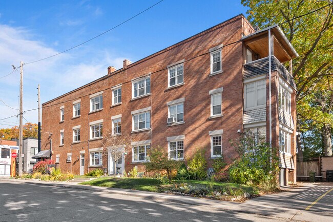 Photo du bâtiment - 2461 Queen St E