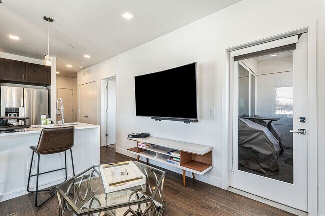 Building Photo - Charming 1 bed/1bath condo walking distanc...