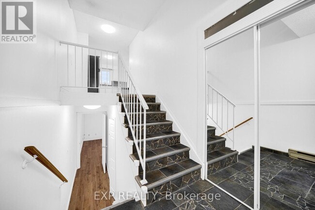 Building Photo - 98 Castlegreen Private