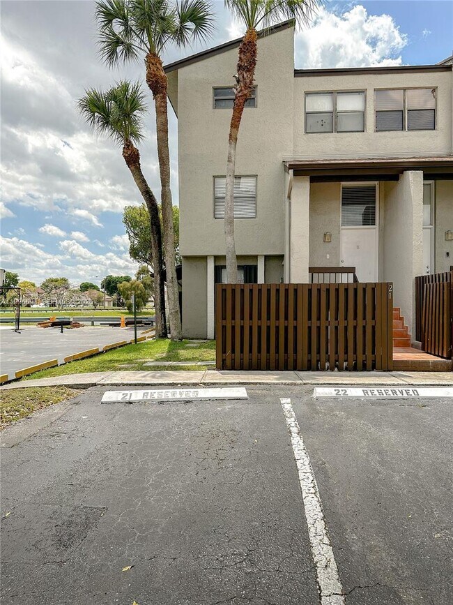Foto del edificio - 10000 NW 9th St Cir
