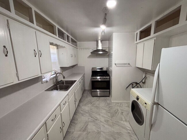 Foto del edificio - 2 bedroom/1 bath available for IMMEDIATE M...