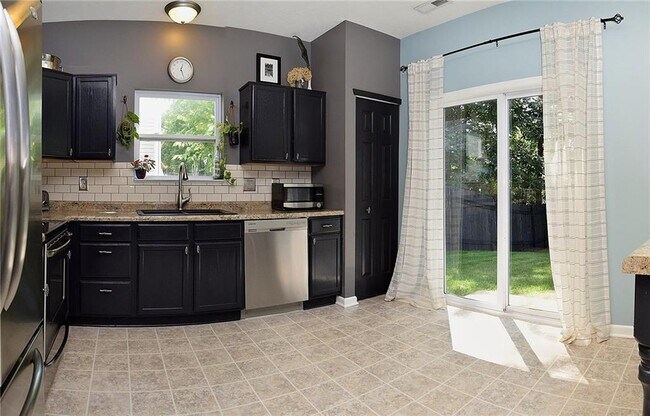 Building Photo - 10655 Trailwood Dr