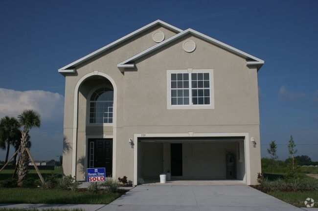 Building Photo - 910 NE 19th Ave